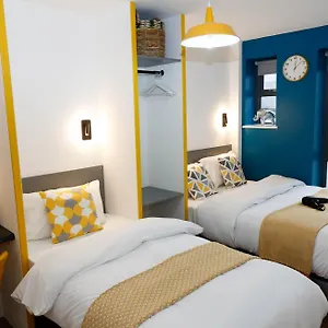 New Luxury In Location Next To Shops, Cafes, Bars & Metro Apartment