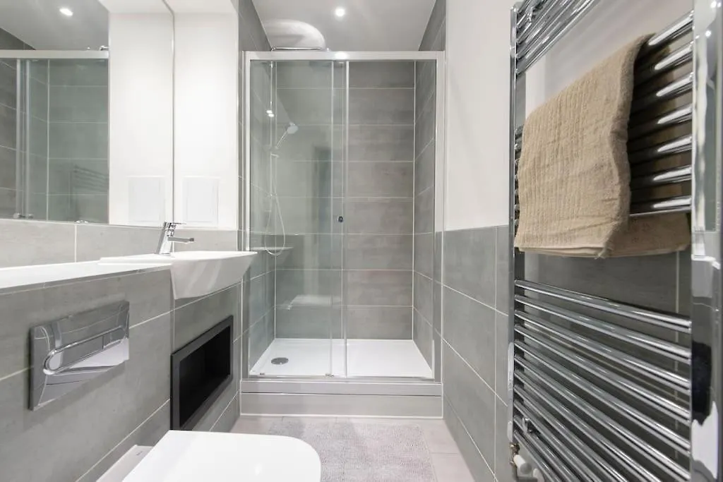 Stunning Luxury 2 Bedroom London Apartment 0*,